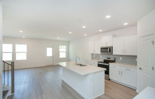 Building Photo - New Spacious 5 Bedroom house in La Vergne