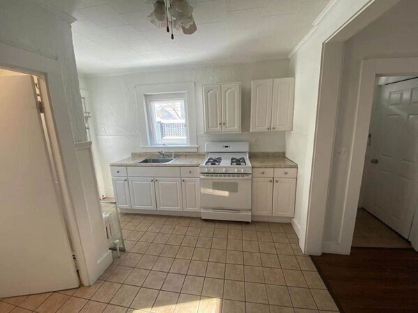 Building Photo - 92 Massasoit St