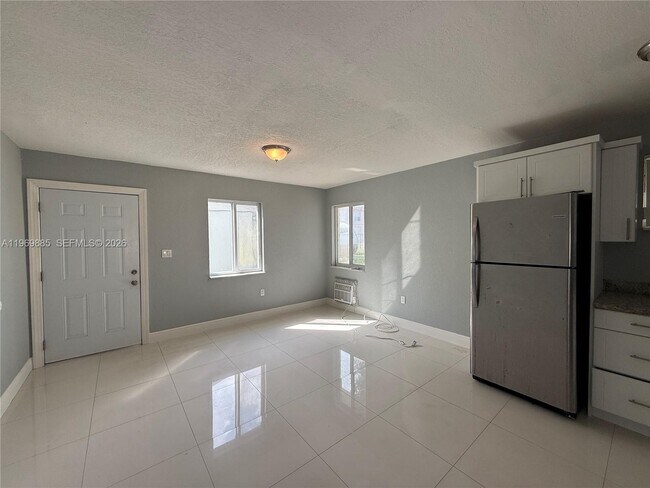 Foto del edificio - 2401 NW 82nd St