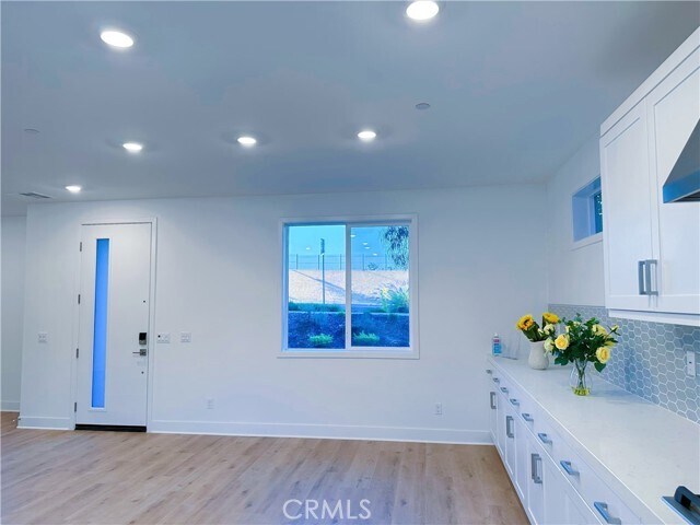 Building Photo - 293 Lynx