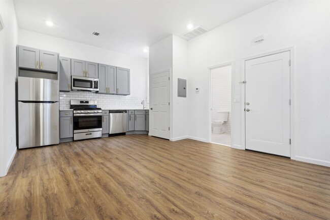Building Photo - 33 Stagg St