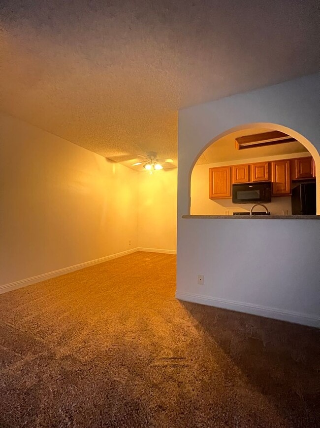 Building Photo - Close to UNLV, Airport, and Las Vegas Stri...