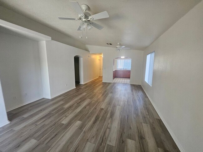 Building Photo - 3 Bedroom Home in Holiday Shores