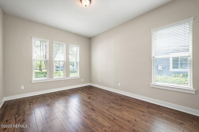 Building Photo - 305 Seahill Dr