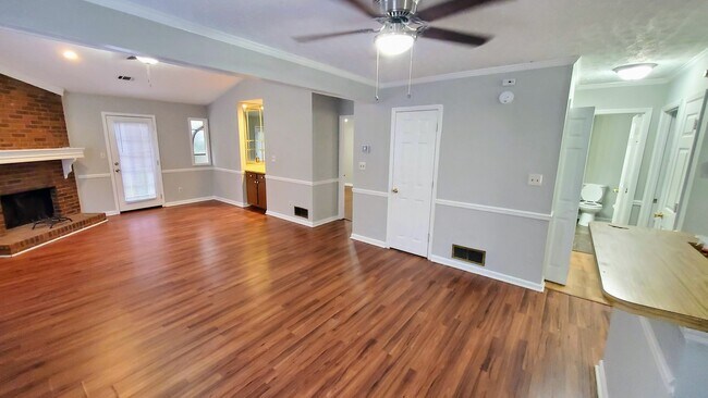 Foto del edificio - 8094 Woodlake Dr