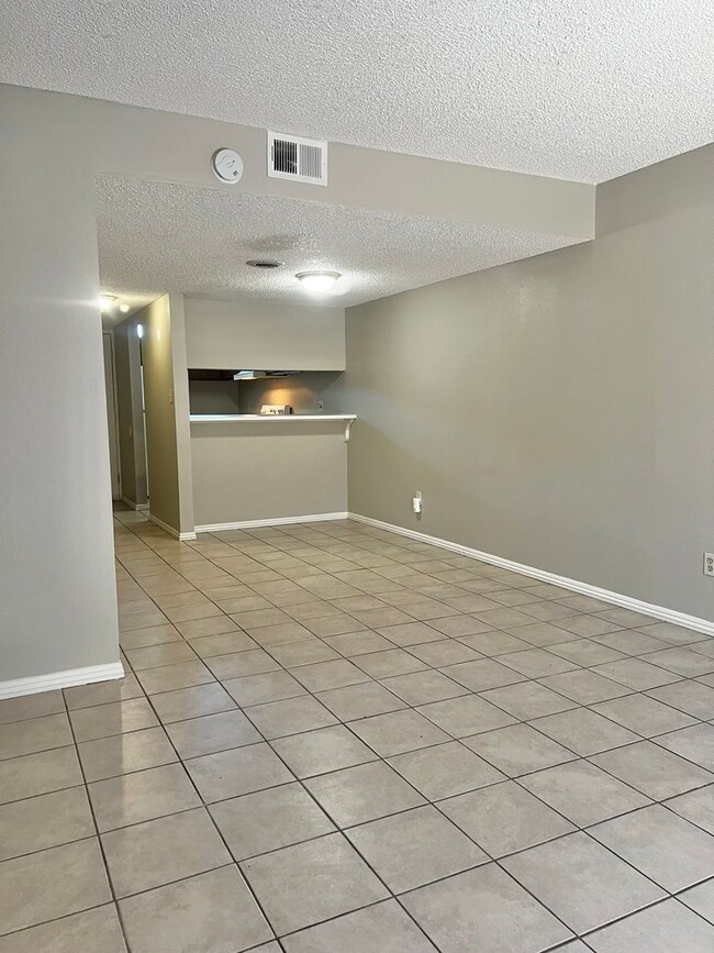 Building Photo - 861 Nutmeg Pl