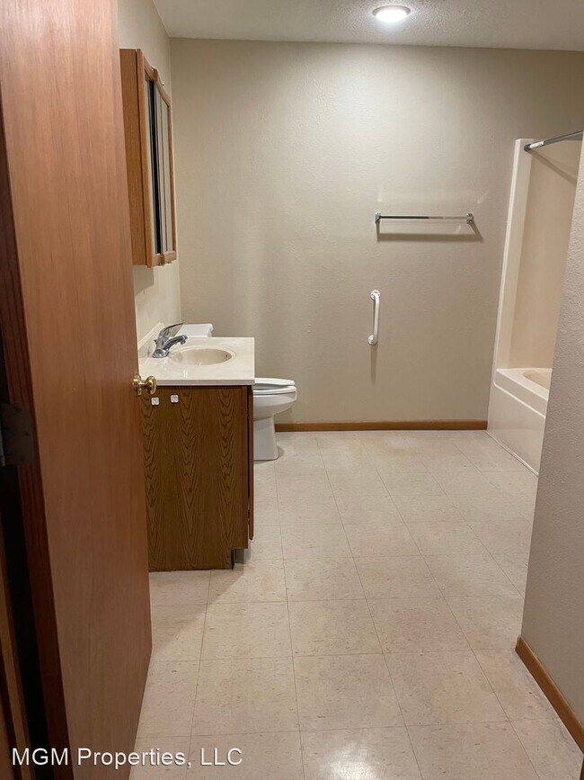 Foto del edificio - 1 br, 1 bath House - 302 E. 4th St.