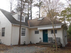 Building Photo - 212 Barclay Rd