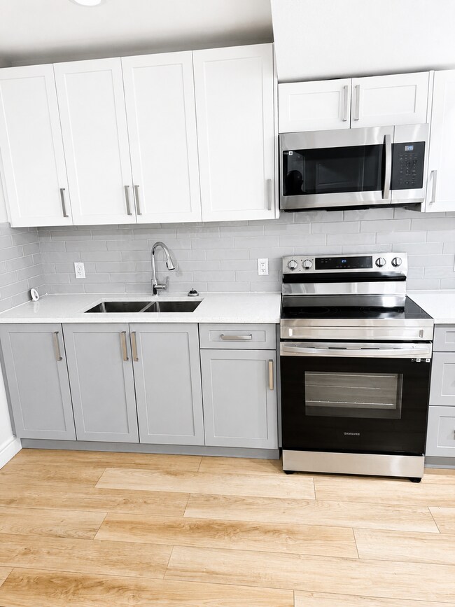Photo du bâtiment - 16213-16231 31 Ave SW