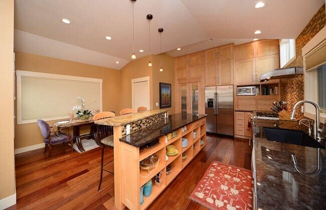 Building Photo - Gorgeous 4BD/3BA Wonderland Hills Home- Wo...