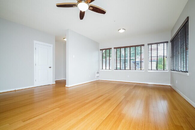 Building Photo - 2400 NE Park Dr