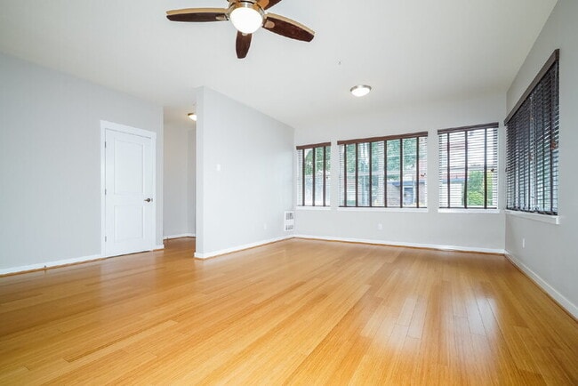 Foto del edificio - 2400 NE Park Dr