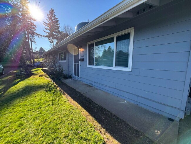 Foto del edificio - Milwaukie 2 Bedroom Duplex **One Portable AC window Included**