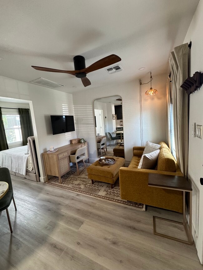 Building Photo - 1155 E Diamond St