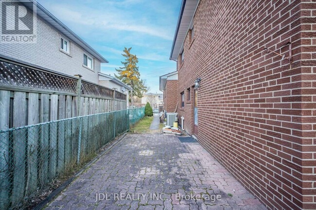 Building Photo - 4 Lowbank Ct