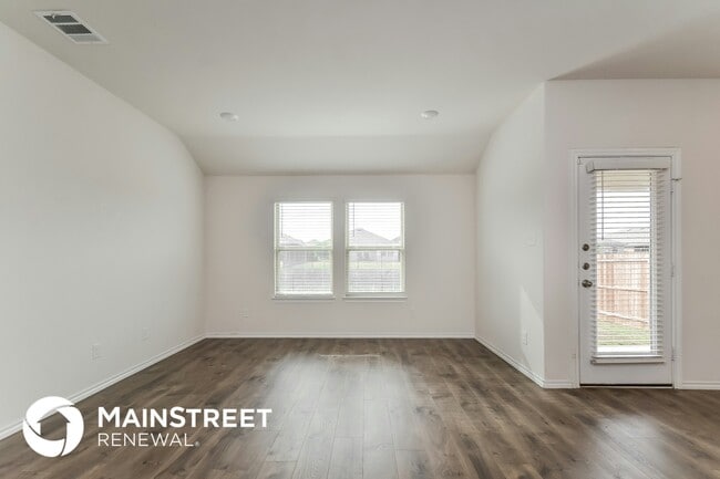 Building Photo - 824 English Dr