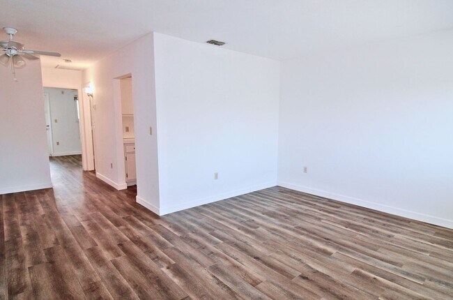 Foto del edificio - Charming Lakeside Retreat at Seminole Gard...