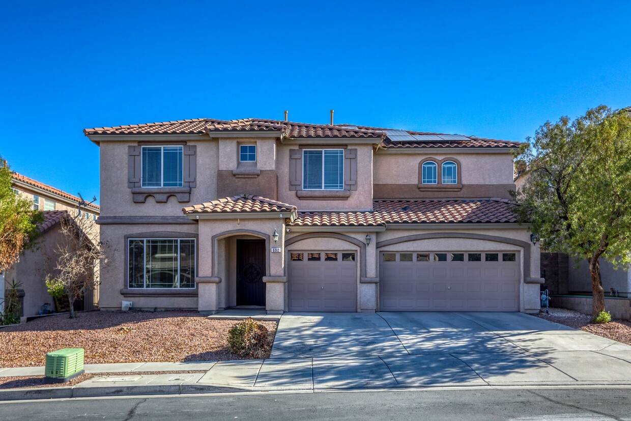 Primary Photo - Stunning 5-Bedroom Home with Solar Panels,...