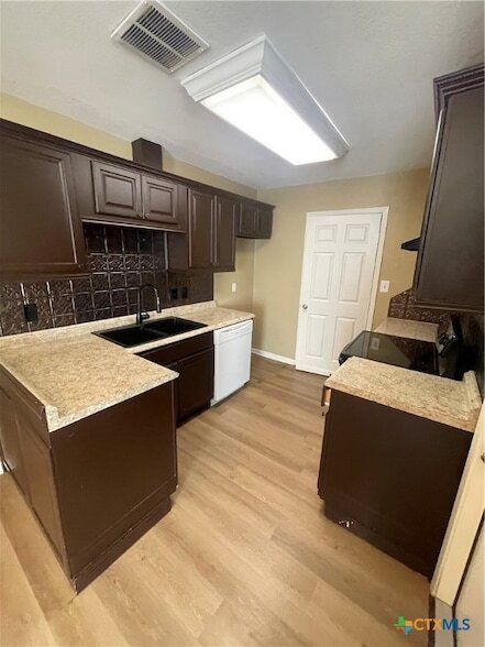 Building Photo - 204 Rattan Dr