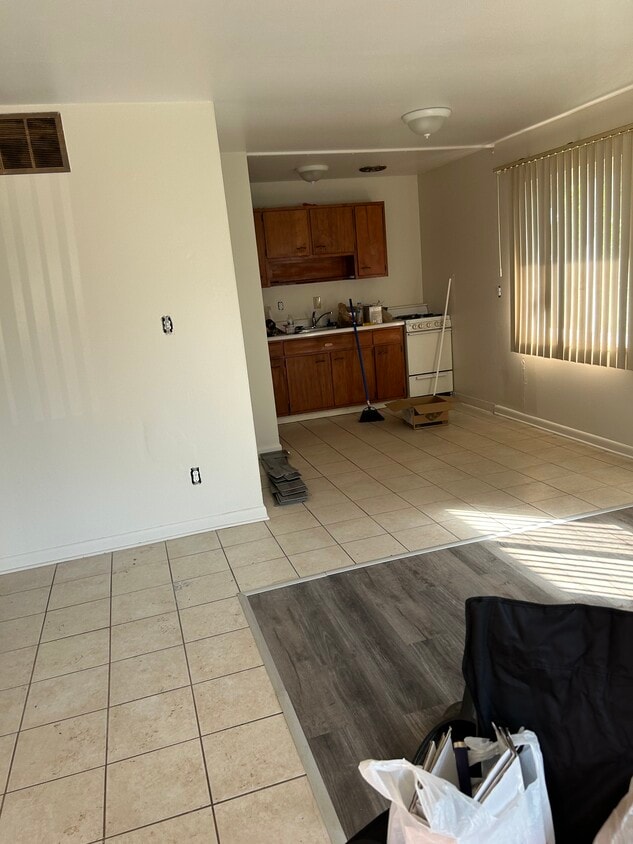 Área de cocina y comedor - 11241 Westborough Rd