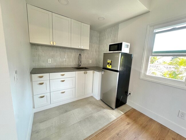 Kitchenette. Brand new fridge, microwave and hot plate - 7080 Estrella de Mar Rd