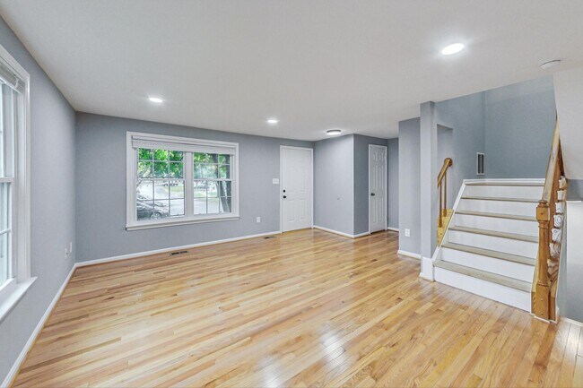Foto del edificio - Beautifully maintained end unit Townhouse located in Stonebridge subdivision!