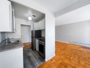 Building Photo - 420 Eglinton Ave E