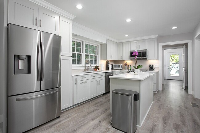 Building Photo - Renovated 3 bed, 2.5 bath in Chapel Hill w...