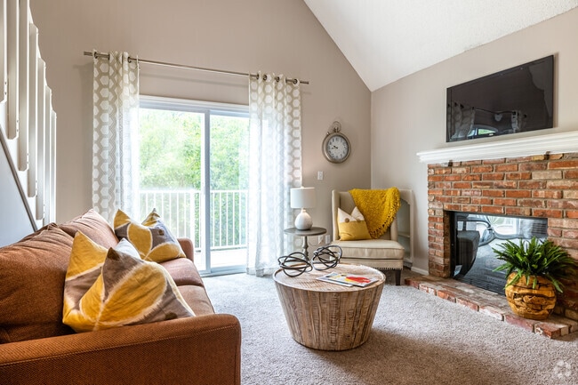 The Lakeview Loft - Living - Hunter's Pointe Apartments