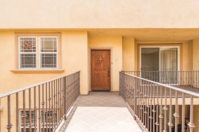 Building Photo - 650 E Palm Ave