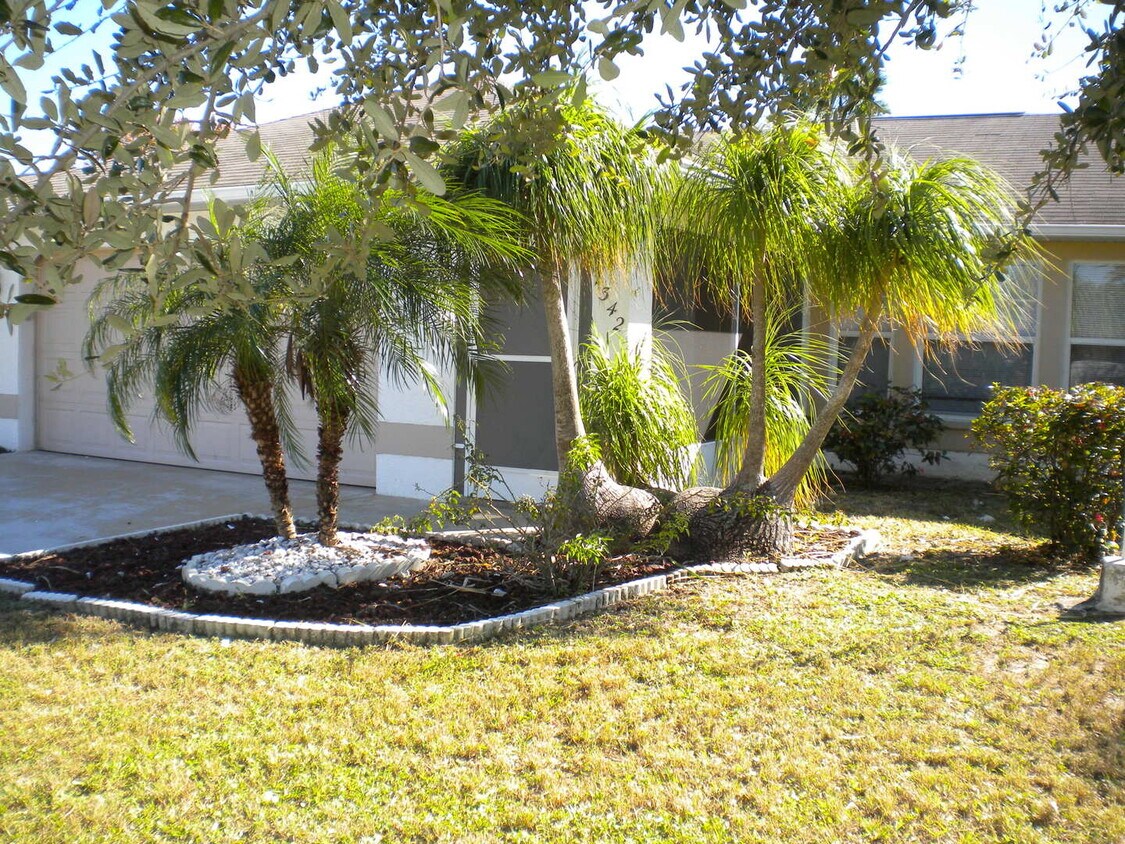 Foto principal - Charming 3 Bedroom, 2 Bath Home in Beautif...
