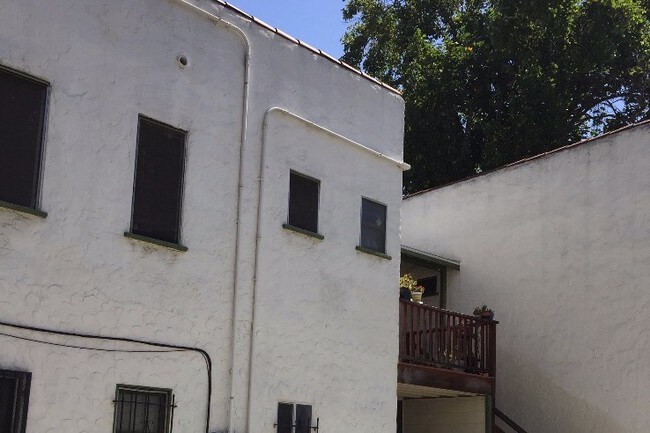 Parte trasera del edificio - 6100 Glen Oak St