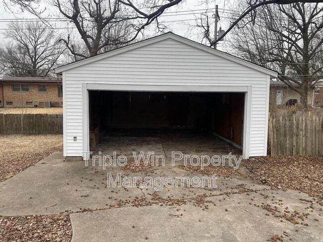 Building Photo - 9733 Dennis Dr