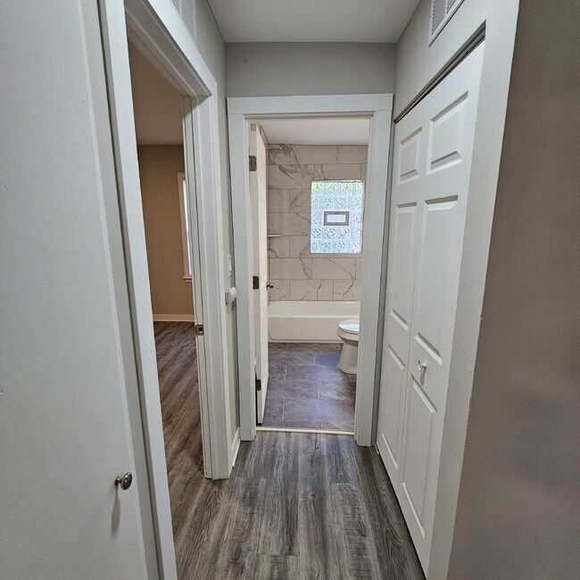 Foto del edificio - 2 bed, 1 bath renovated ranch. Kitchen has new cabinets, granite counters. All appliances, remode...