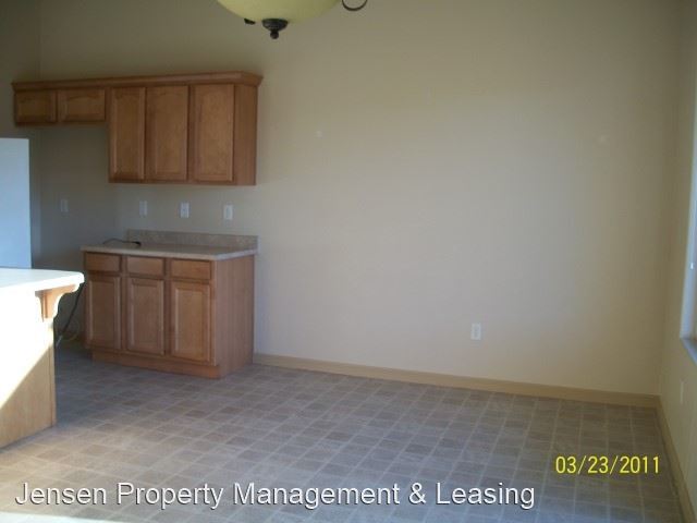 Building Photo - 4 br, 2.5 bath Apartment - 658 North 380 West