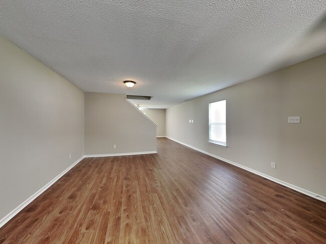 Building Photo - 4 bed 2.5 bath in Indianapolis!