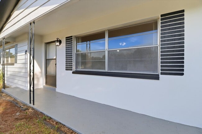 Foto del edificio - Charming  Florida 2 Bedroom Bungalow with an Additional Bonus/Sunroom, Covered Parking & Patio