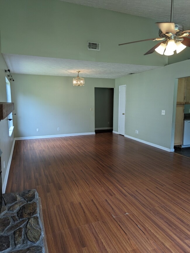 Main living area - 110 W White Hawthorne Dr