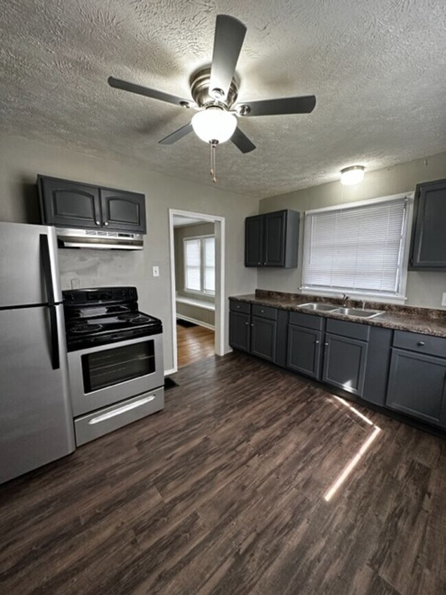 Foto del edificio - 2 bedroom 1 bath, large back yard - availa...