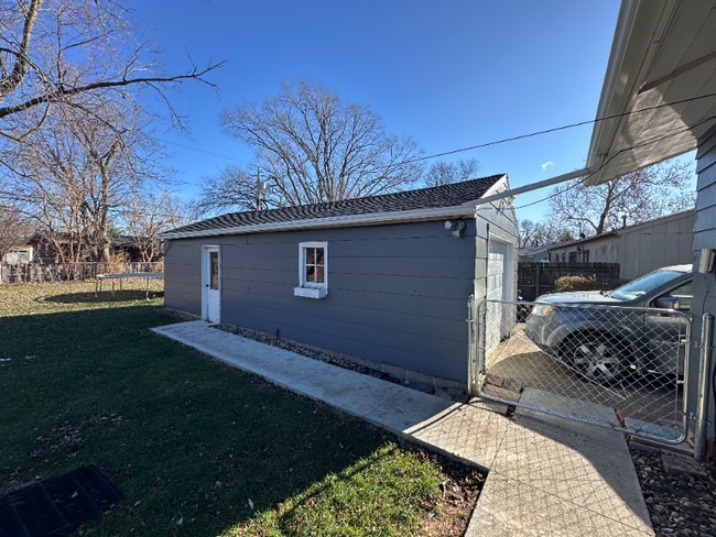 Building Photo - 2204 Melrose Ave