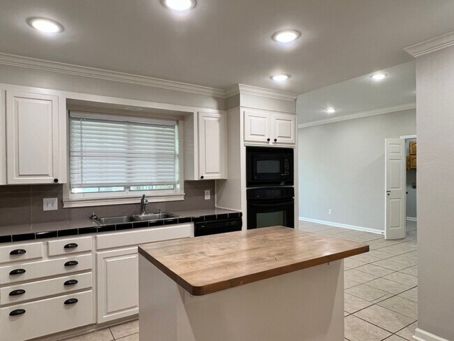 Foto del edificio - Large Family Home 318 855-0558 office@cree...