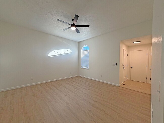 Foto del edificio - 4835/4837 S Glenn Duplex