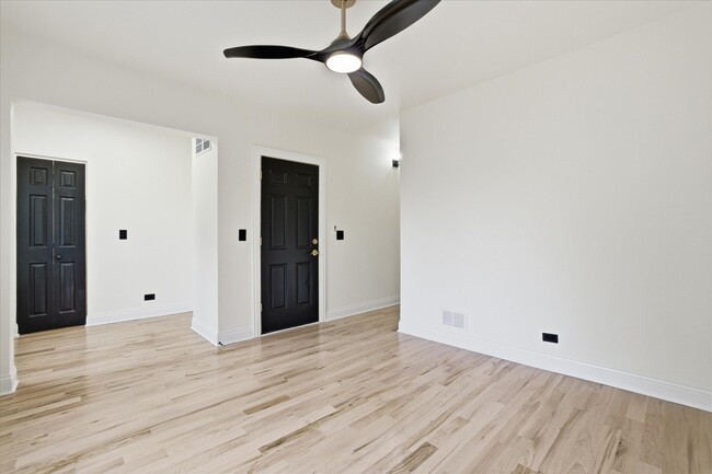 Building Photo - 5415 S Hoyne Ave