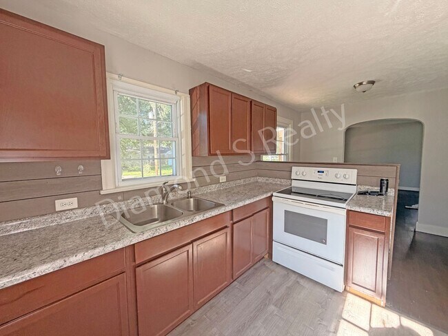 Foto del edificio - Cute 2 Bedroom Home close to Bass Pro, WOW Museum, restaurants, & Shopping!