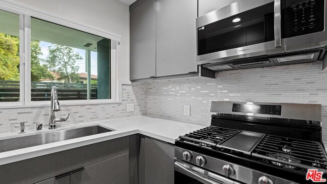 Foto del edificio - 2021 Beachwood Dr