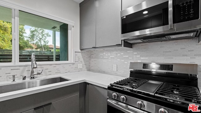 Building Photo - 2021 N Beachwood Dr