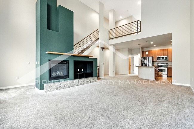 Building Photo - Spacious Townhouse with Central AC and Was...