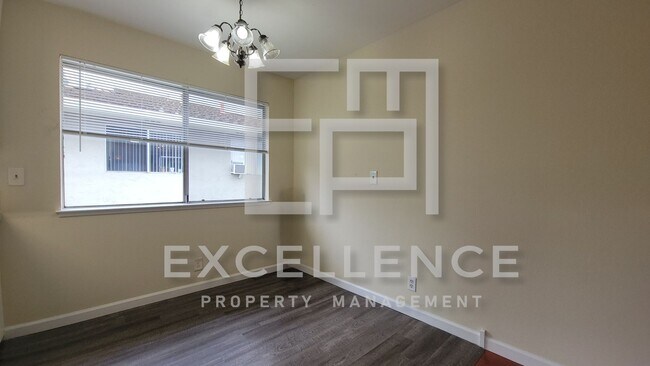Foto del edificio - Upper 2/1 in 4plex, Shared Garage, LVT Floors