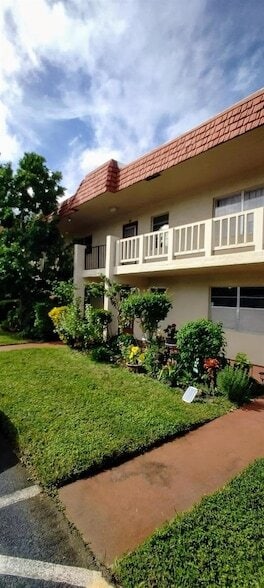 Primary Photo - 2 Abbey Ln