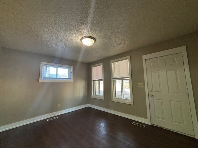 Foto del edificio - Great 2 bedroom plus den in a two-level ho...